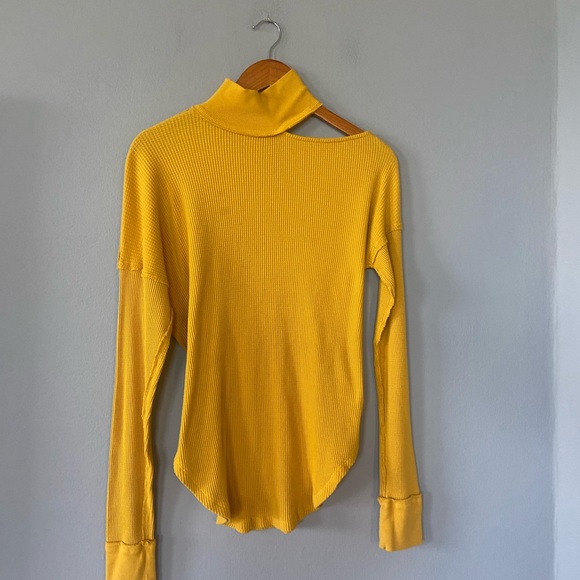 Free People Just For You Cutout Thermal Turtleneck Top in Yellow Size Medium - Picture 3 of 7